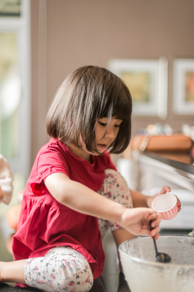 enfant attentif manipulant pour cuisiner