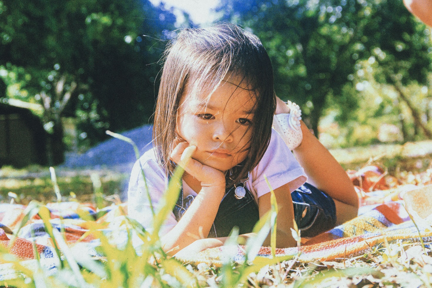 enfant triste ou méditative