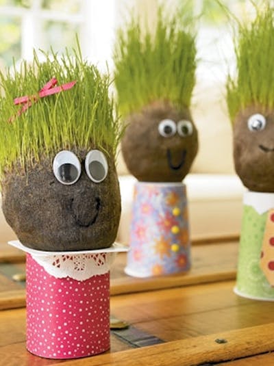 activités nature enfant pot avec cheveux herbe