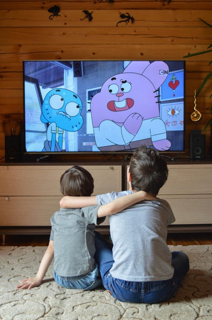 enfants qui regardent la télévision