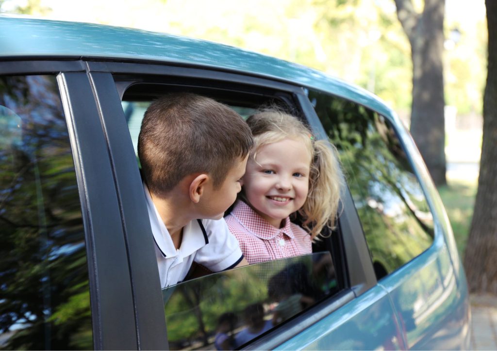 enfants qui voyagent en voiture