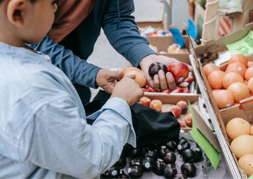 Enfant qui fait les courses au marché