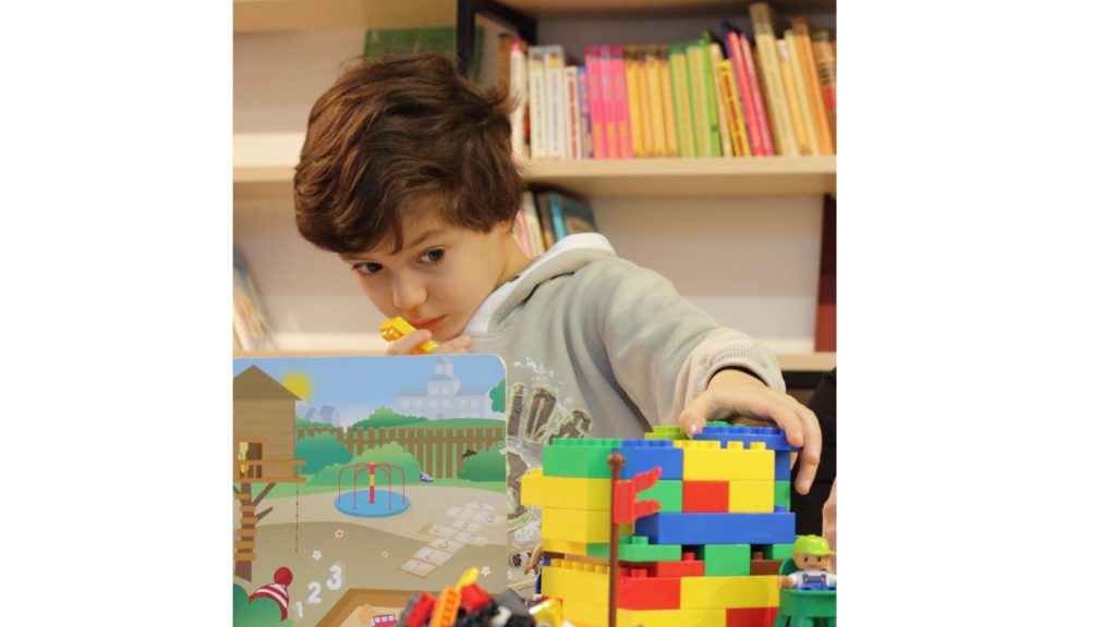 enfant qui joue à un jeu de construction divertissements