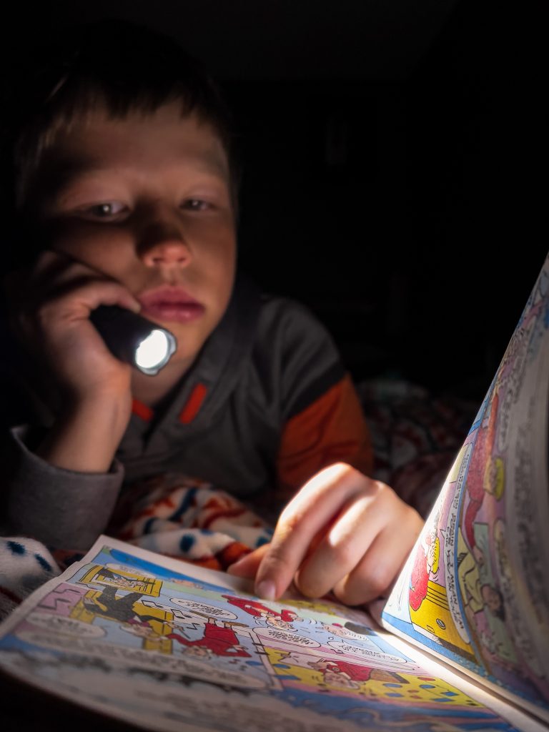 enfant qui lit une BD Lire tout seul