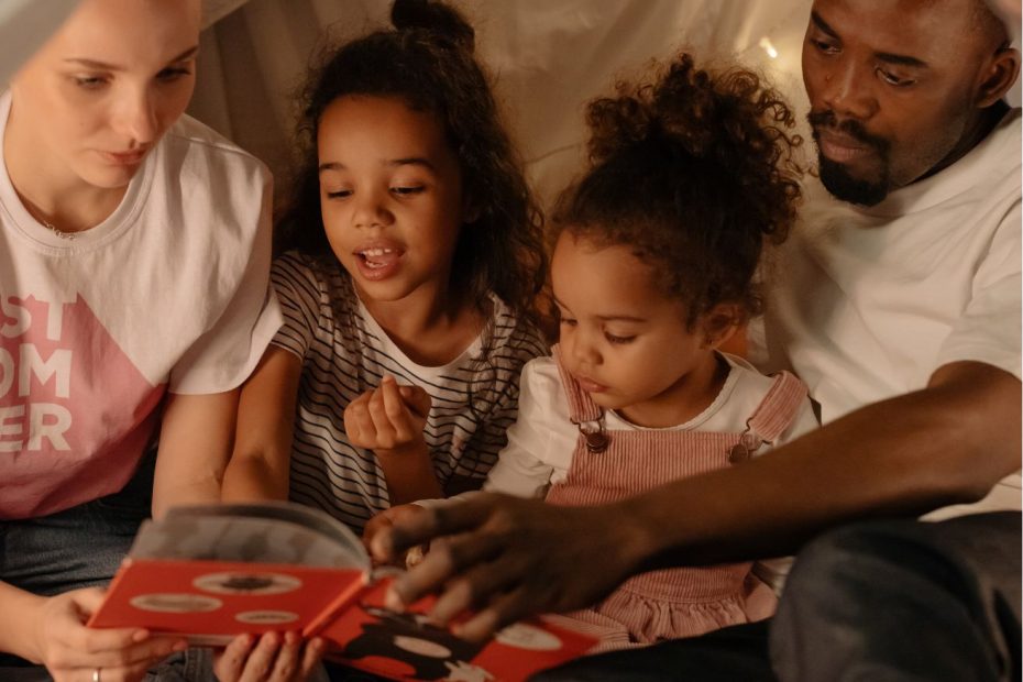 lecture et dialogue en famille ©Canva