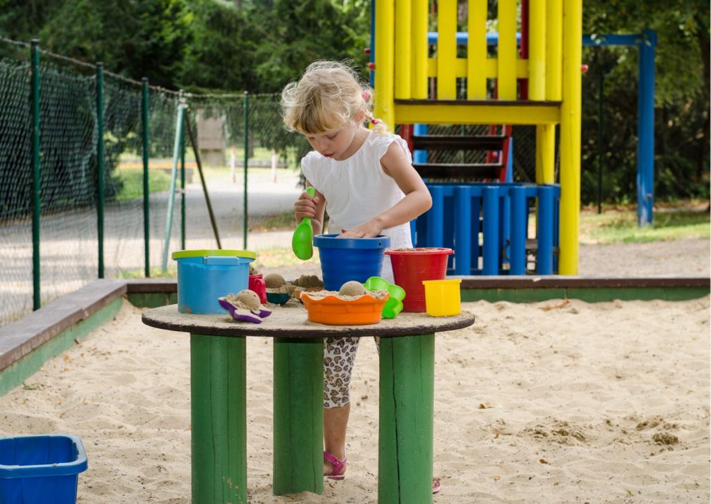 jeux éducatifs enfant qui joue au bac à sable Canva Pro