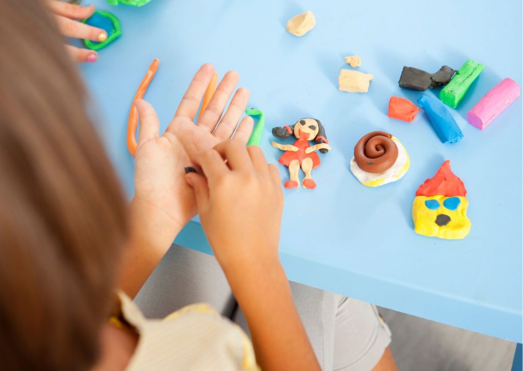 jouets éducatifs pâte à modeler enfant ©Canva Pro