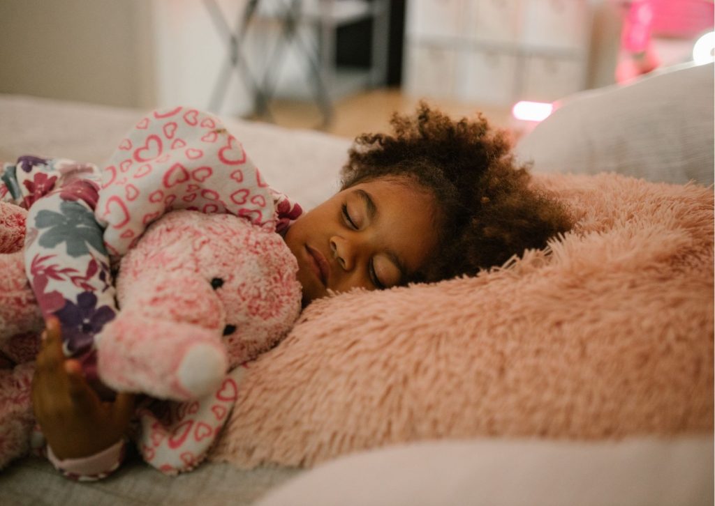 enfant plongé dans le sommeil avec son doudou