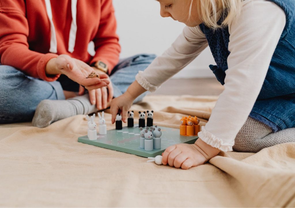 enfants jouant à un jeu de société