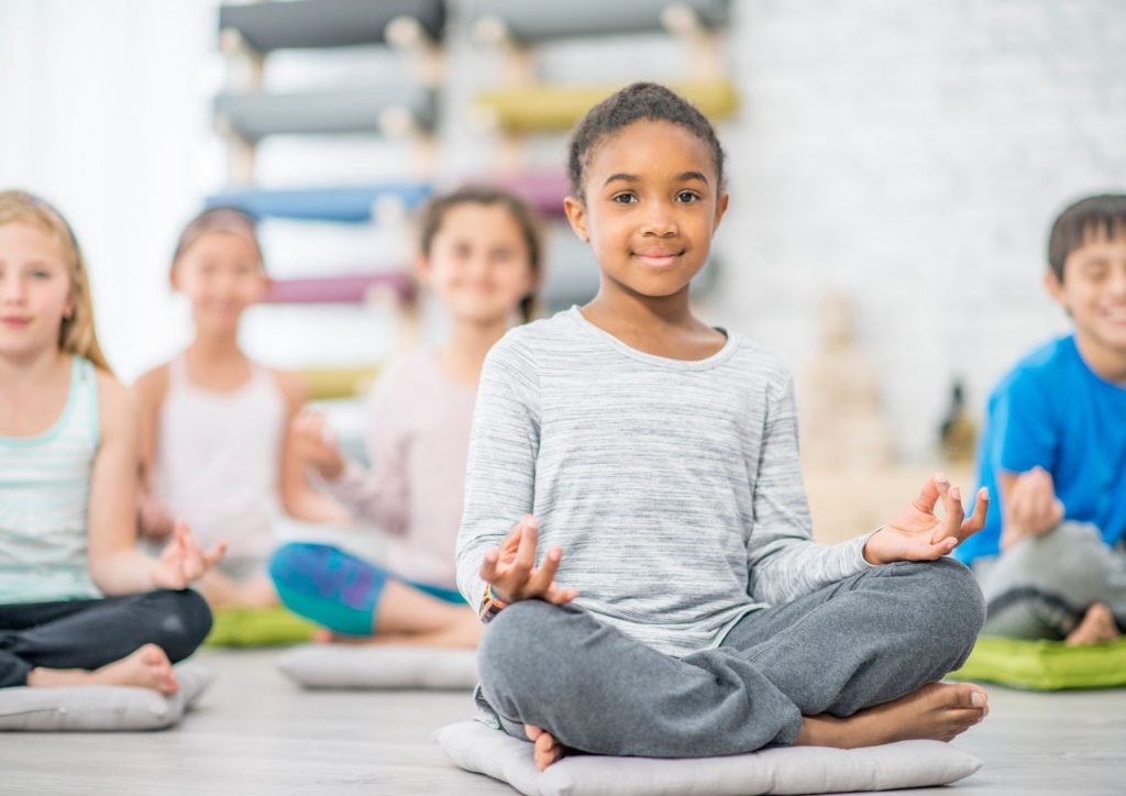 Yoga en classe : quels bienfaits ? comment le pratiquer ? - Bayard