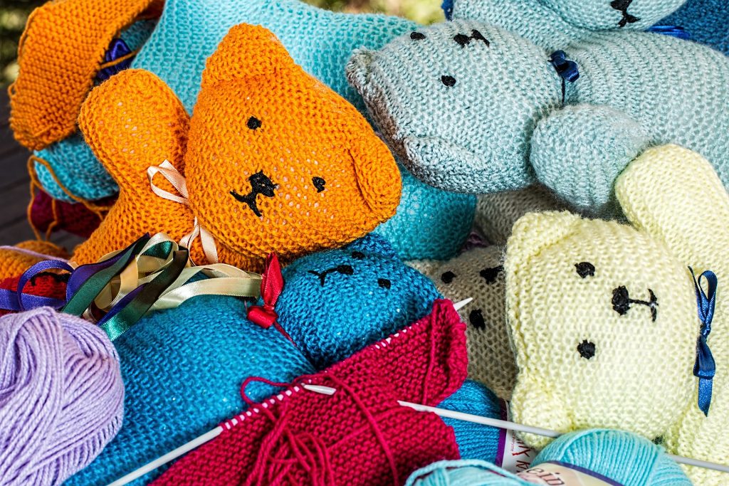 réparation de jouets en tissu et laine peluche doudou poupée