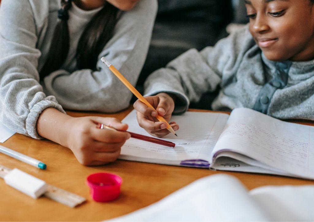 entraide devoirs frère et soeur