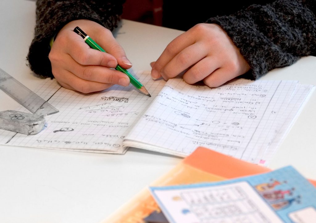 enfant effectuant ses devoirs d'école