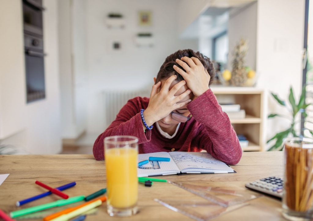 enfant qui fait ses devoirs ©Canva Pro