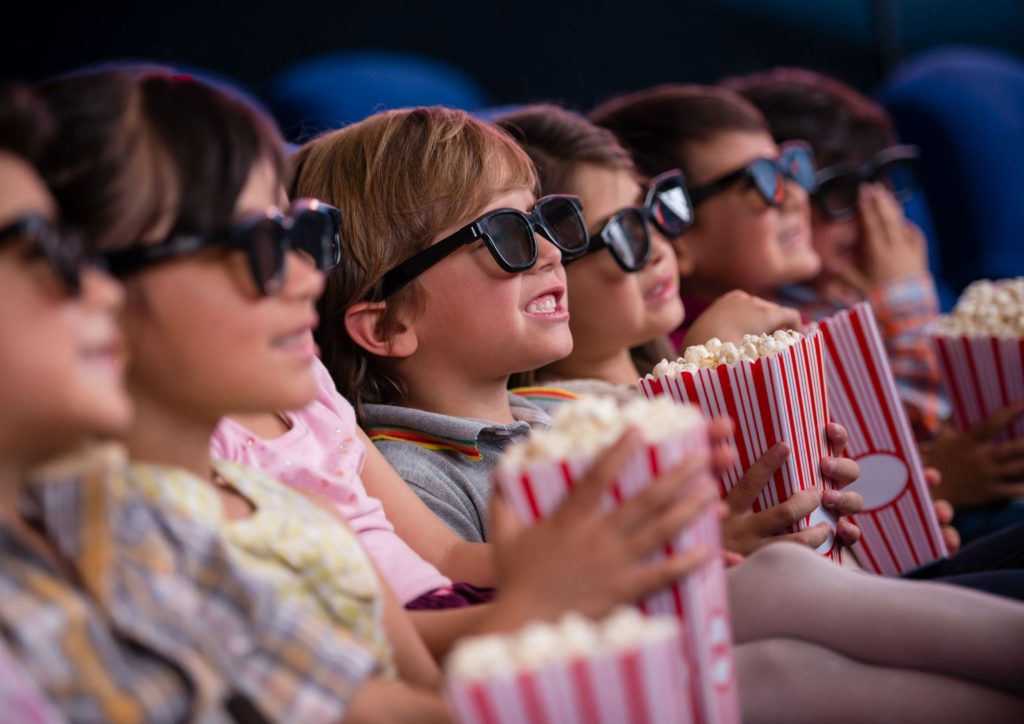 enfants qui regardent un film au cinéma