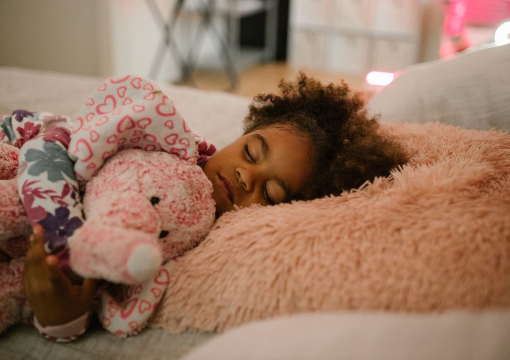 enfant en train de dormir avec son doudou ritualiser et rassurer le coucher