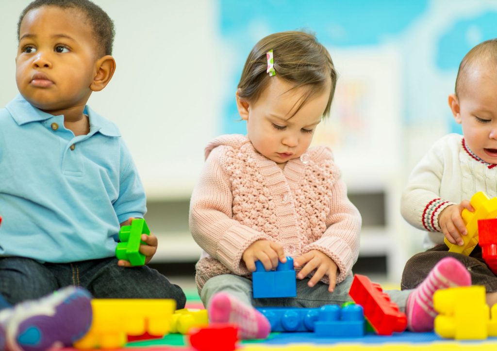 jeux libres bébés en collectivité ludopédagogie