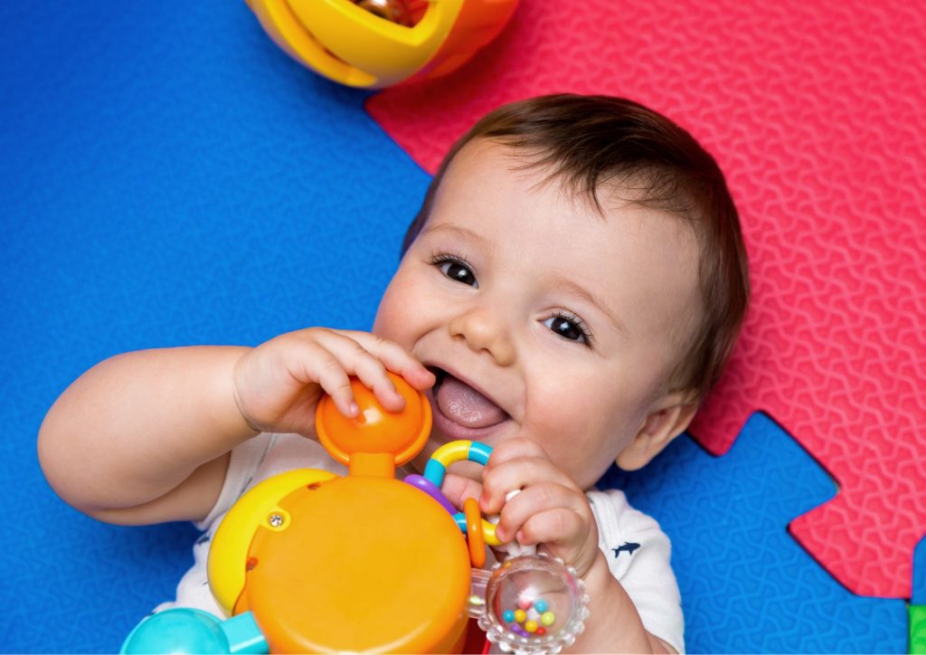 bébé avec jouet d'éveil exploration libre