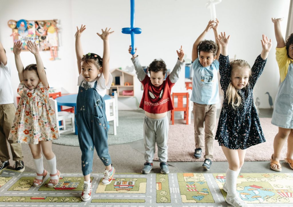 enfants de maternelle qui apprennent en jouant