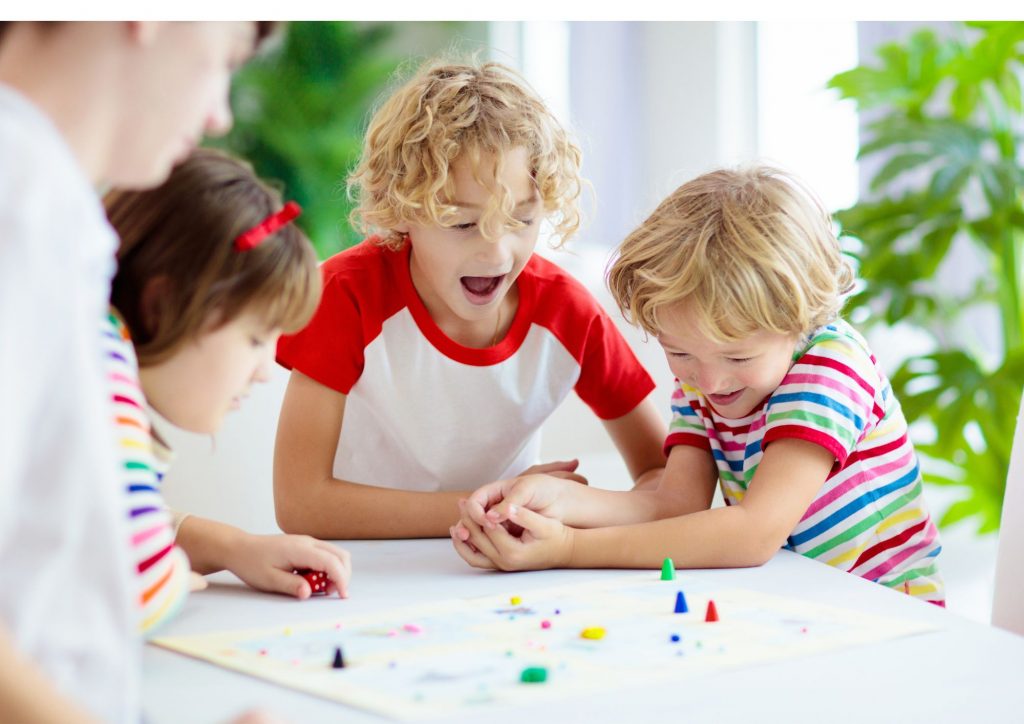 enfants de maternelle qui jouent à un jeu de société