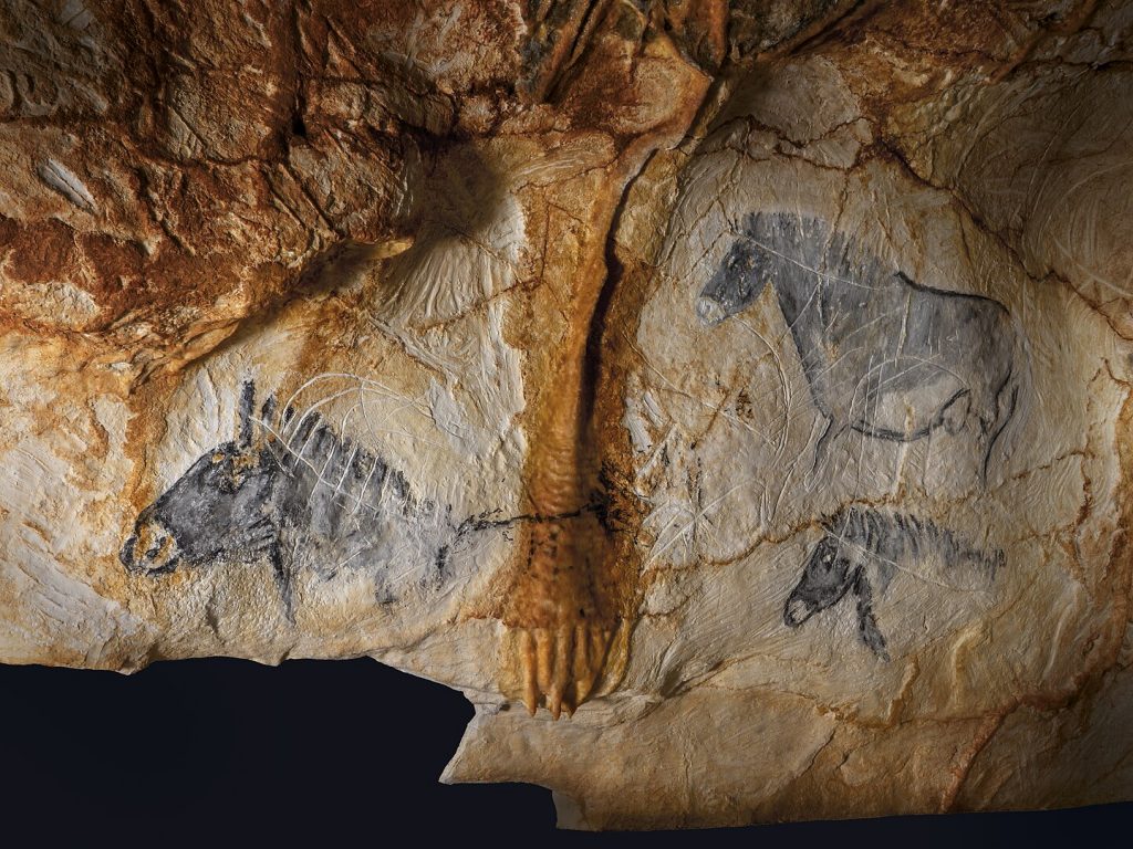 Réplique du panneau des chevaux de la grotte Cosquer à Marseille