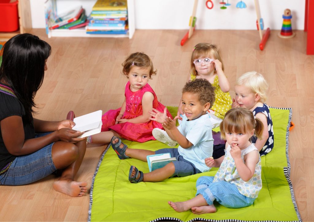 mimer les comptines et jeux de doigts à l'école