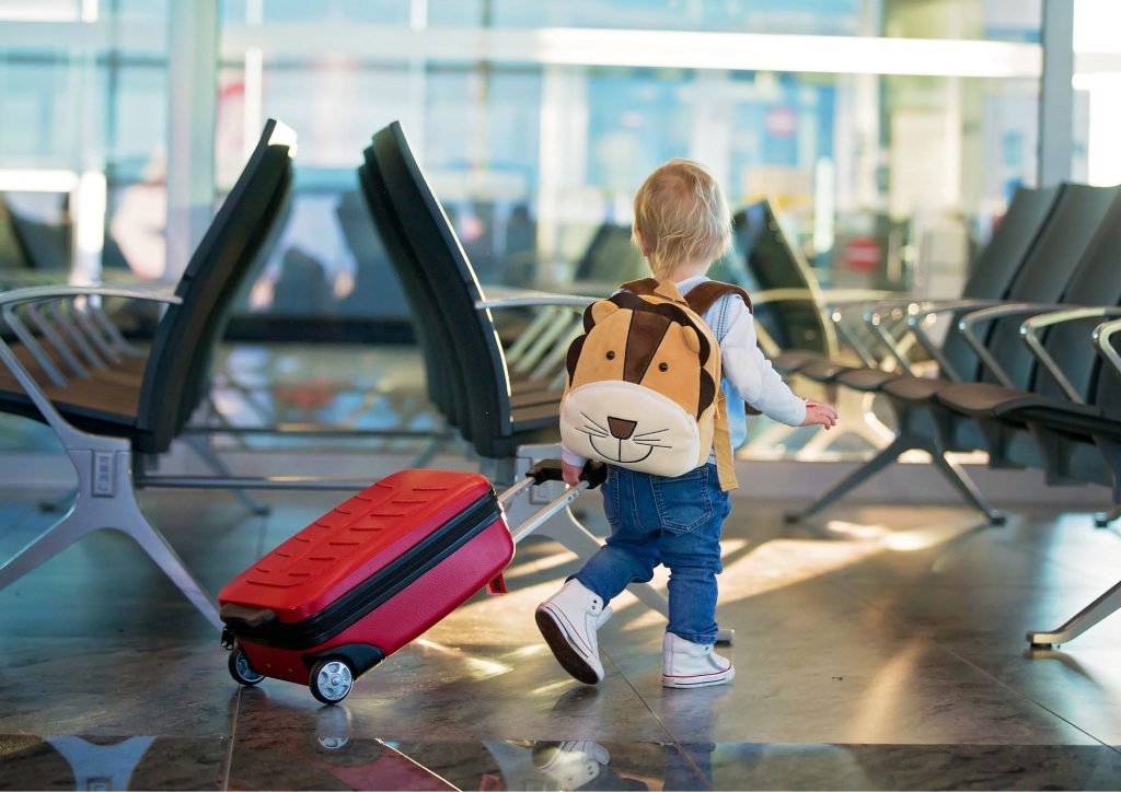 10 astuces pour voyager en avion avec vos enfants - GObyAVA