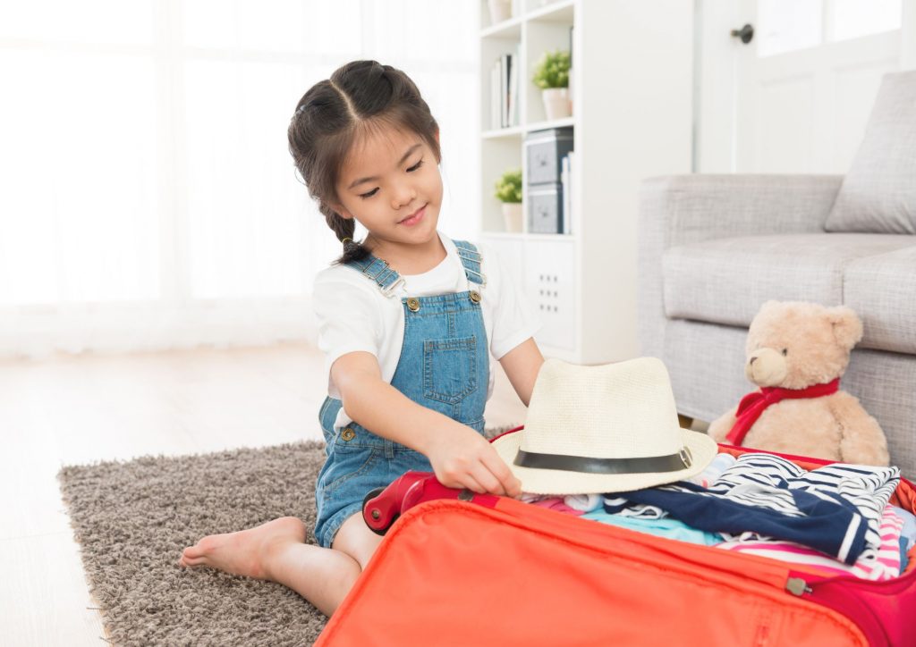 autonomie enfant qui fait sa valise