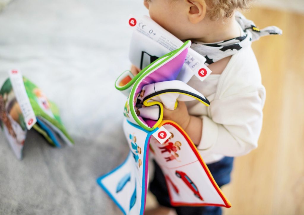 bébé avec un livre un tissu