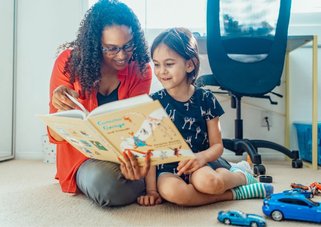 parent qui lit avec son enfant pur lui donner le goût de lire