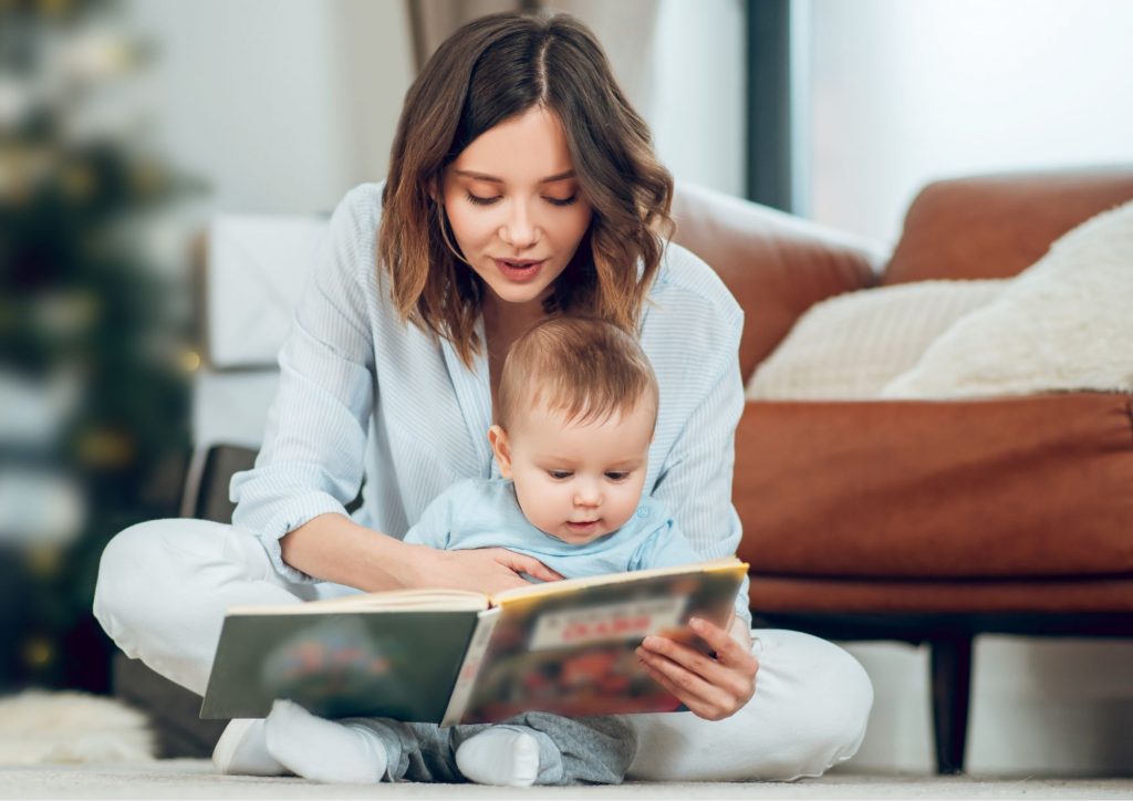 maman qui lit un livre à son bébé