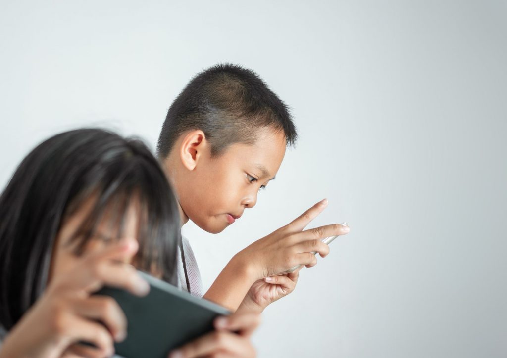 enfants devant des écrans