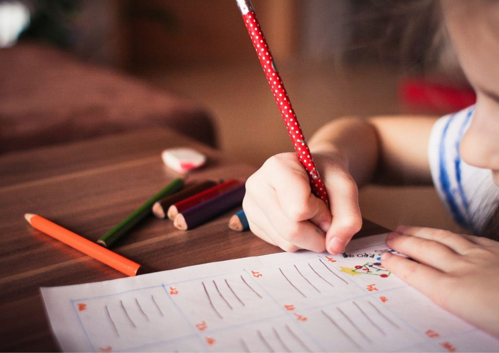3 conseils pour aider votre enfant à améliorer son écriture – L'école les  doigts dans le nez