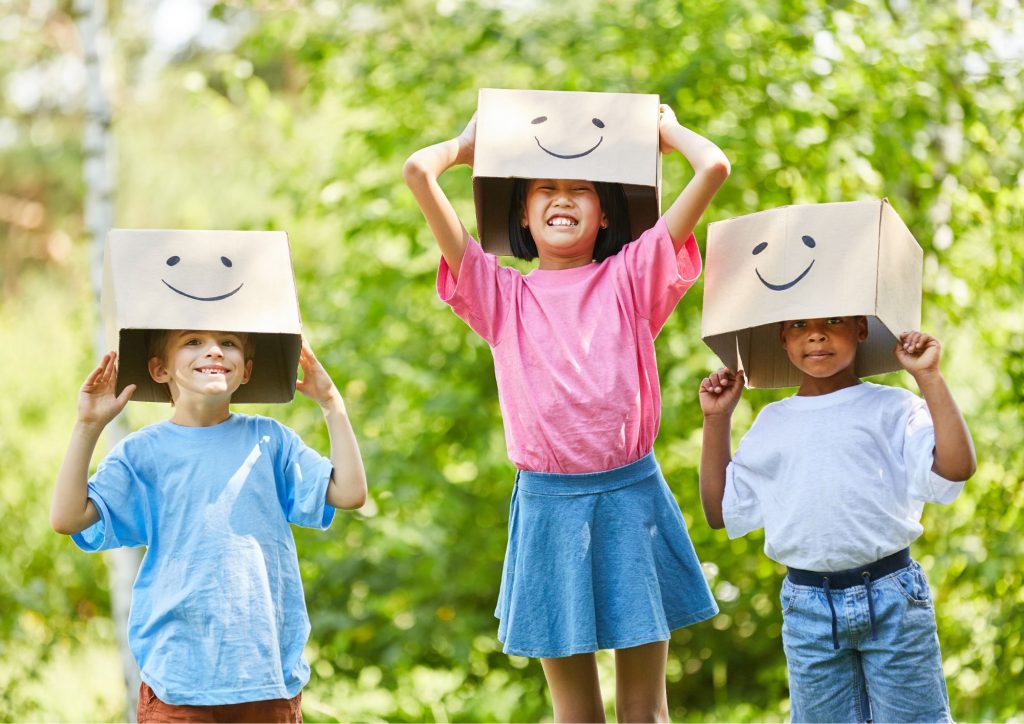 enfants jouant avec des cartons alternative aux écrans jeux d'imagination