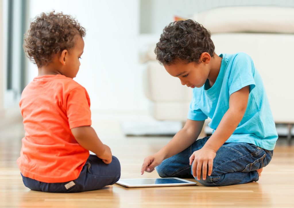 jeunes enfants devant une tablette temps d'écran