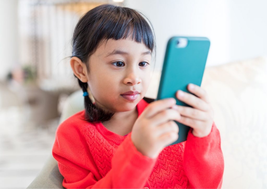 enfant temps d'écran devant smartphone 