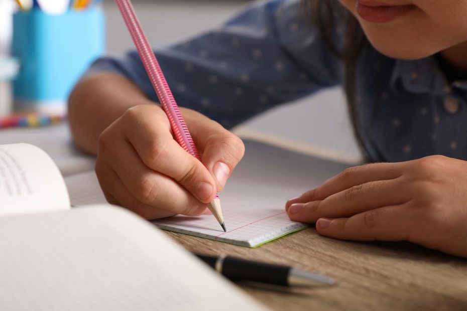 Comment aider mon enfant à faire des progrès en écriture ? - Hello