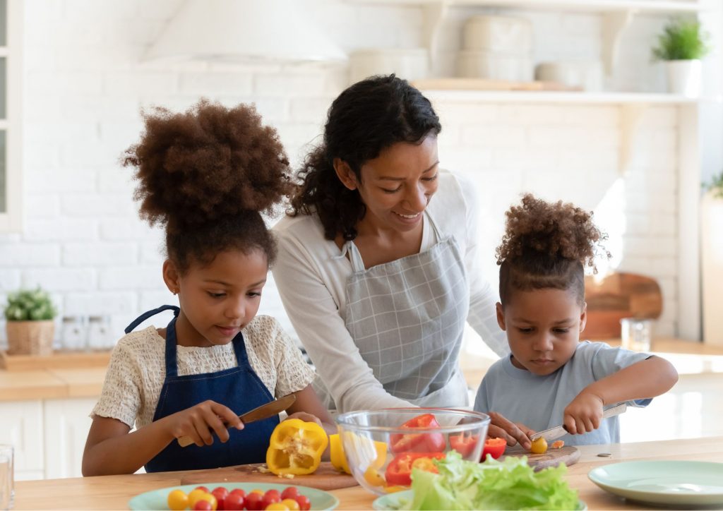 enfants qui cuisinent avec leur mère alternative aux écrans