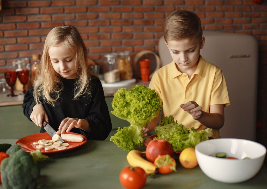 enfants qui coupent des légumes motricité fine