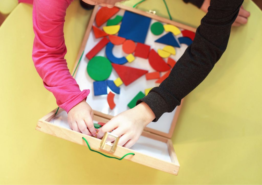 enfants jouant au tangram alternative aux écrans