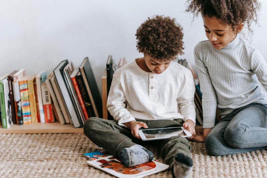 enfants utilisant une tablette pour apprendre