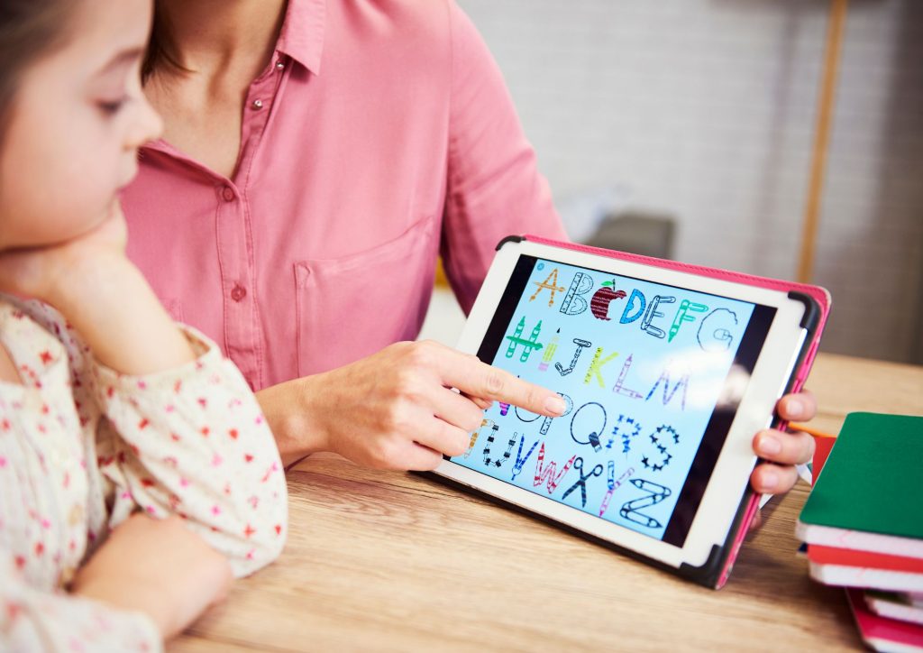 accompagner les apprentissages des enfants sur les applications pour tablette ©Canva Pro