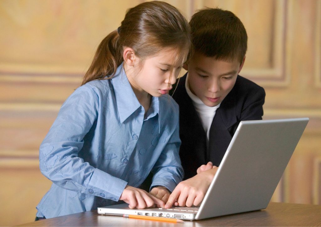 apprentissages sur ordinateur enfants (logiciels et applications) ©Canva Pro