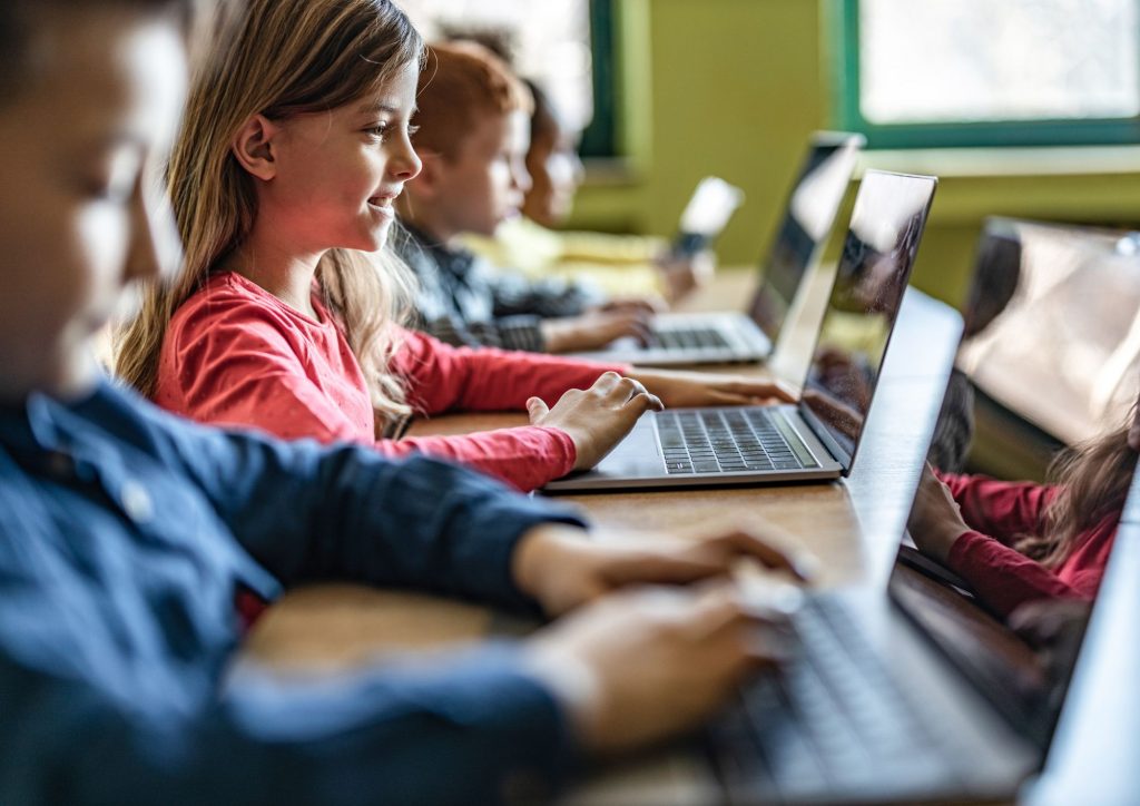 Enfant De 10 Ans S'amusant À L'aide D'un Ordinateur Portable Pour