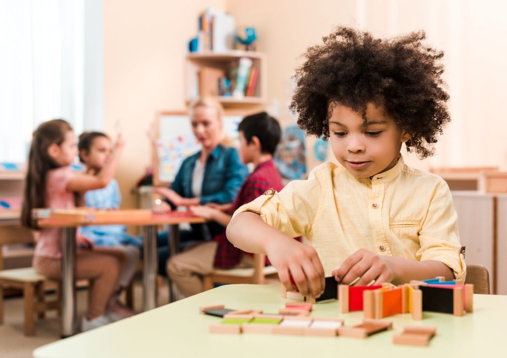 Enfant jouant avec du matériel Montessori