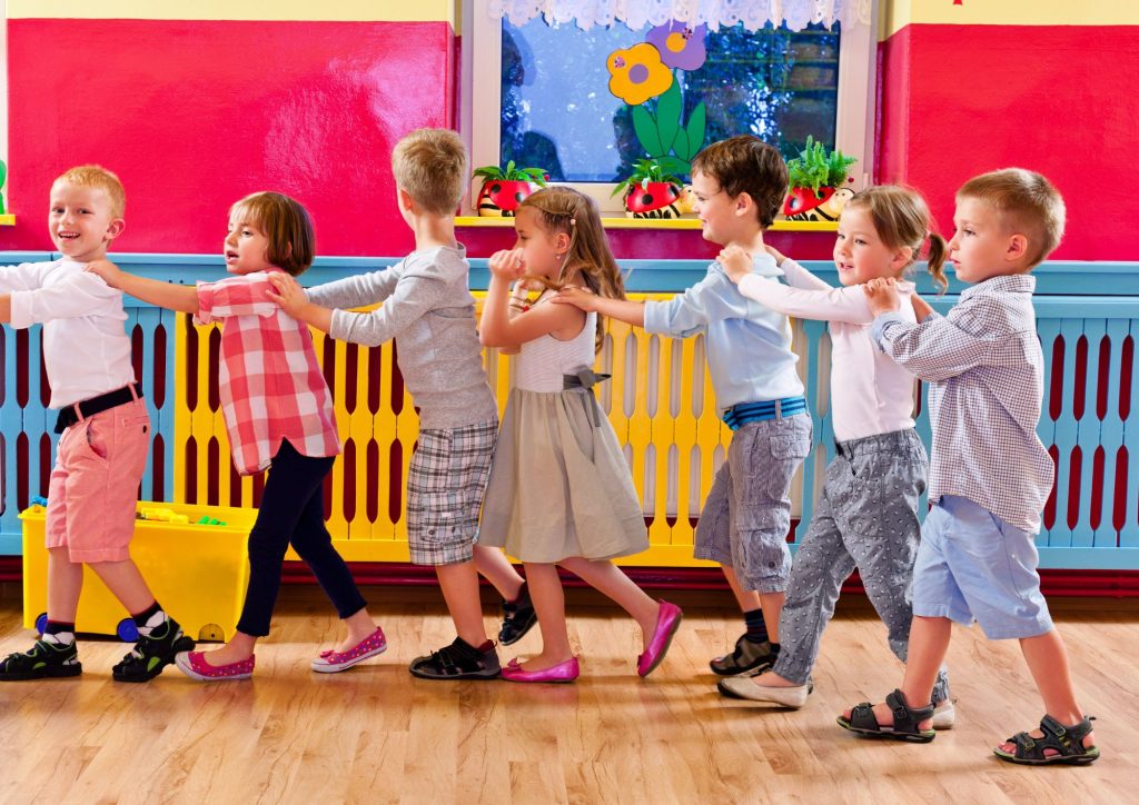 enfants de maternelle dansant une ronde