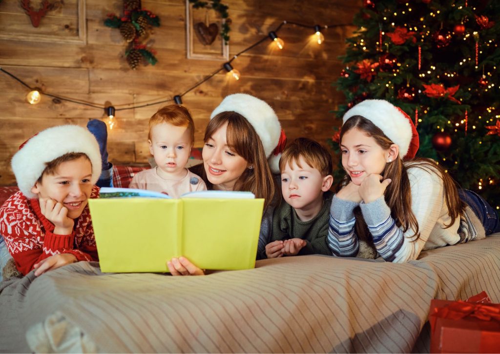 famille qui lit des histoires de Noël