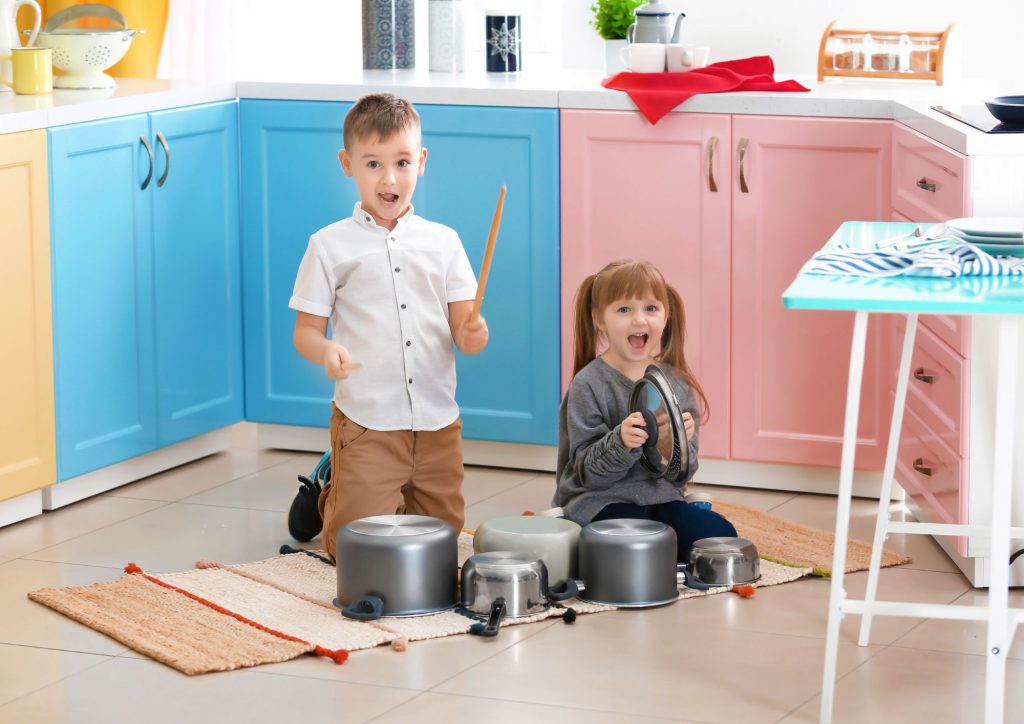 enfants qui jouent de la musique avec des ustensiles de cuisine
