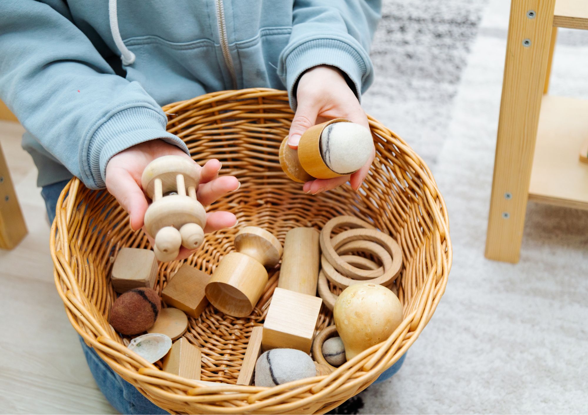 enfant utilisant du matériel pédagogique Montessori
