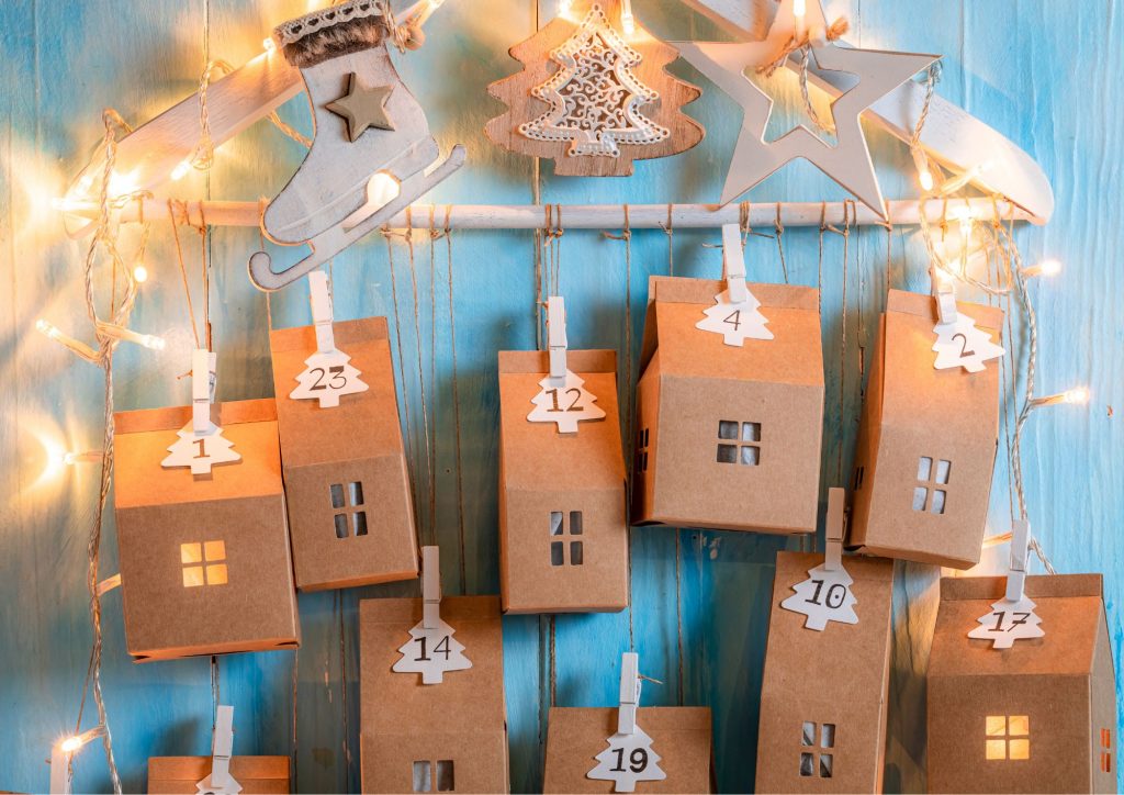 calendrier de Noël en forme de maisons éclairées à fabriquer à la maison avec les enfants